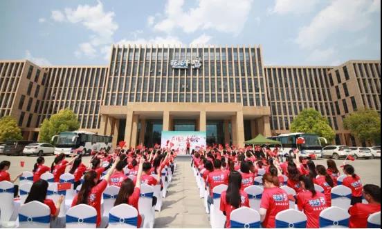 做白色的牛奶，創(chuàng)紅色的企業(yè)，花花牛乳業(yè)集團青春歌會慶祝建黨100周年