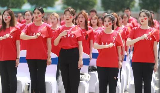 做白色的牛奶，創(chuàng)紅色的企業(yè)，花花牛乳業(yè)集團青春歌會慶祝建黨100周年