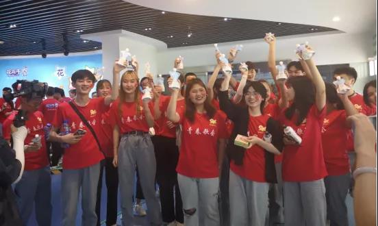 做白色的牛奶，創(chuàng)紅色的企業(yè)，花花牛乳業(yè)集團青春歌會慶祝建黨100周年