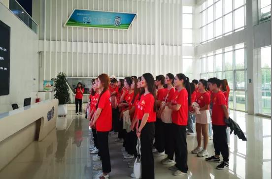 做白色的牛奶，創(chuàng)紅色的企業(yè)，花花牛乳業(yè)集團青春歌會慶祝建黨100周年