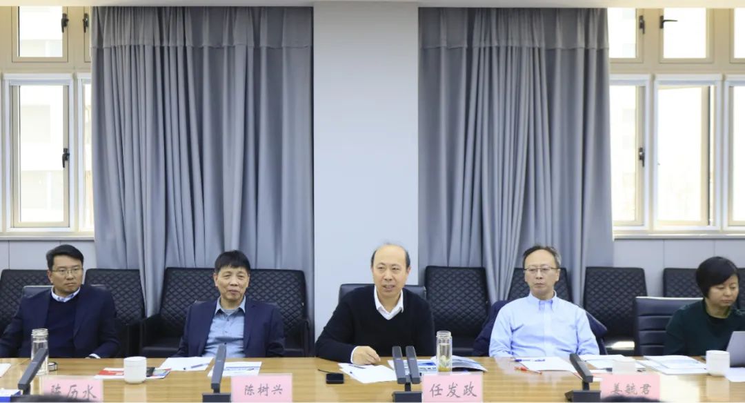 花花牛乳業(yè)集團(tuán)黨委書記、董事長唐洪峰一行赴中原食品實(shí)驗(yàn)室同中國工程院院士、中原食品實(shí)驗(yàn)室主任任發(fā)政座談交流