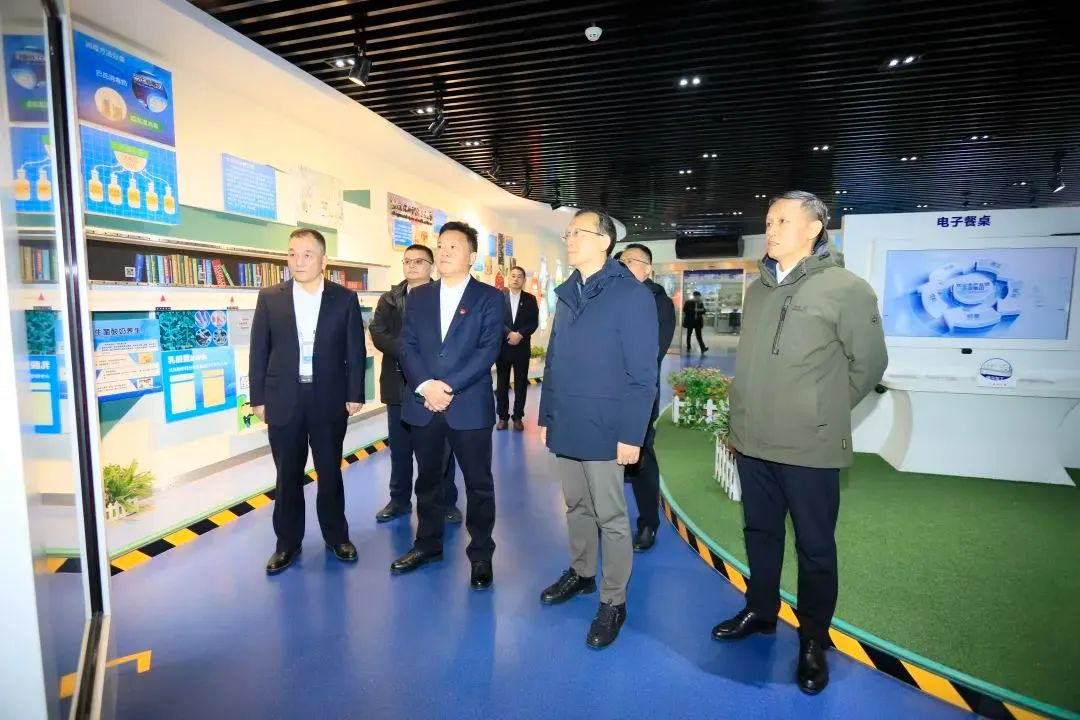 省政府國(guó)資委黨委書記、主任李濤一行到花花牛乳業(yè)集團(tuán)調(diào)研