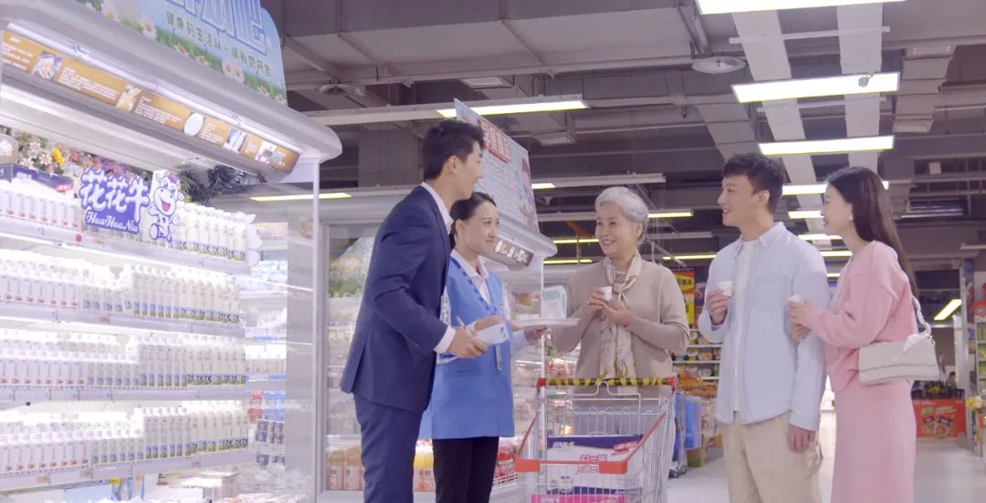 點(diǎn)贊！河南日?qǐng)?bào)要聞02版——報(bào)道花花牛乳業(yè)集團(tuán)鄭州分公司乳制品生產(chǎn)場(chǎng)景，彰顯花花牛乳業(yè)集團(tuán)發(fā)展新活力