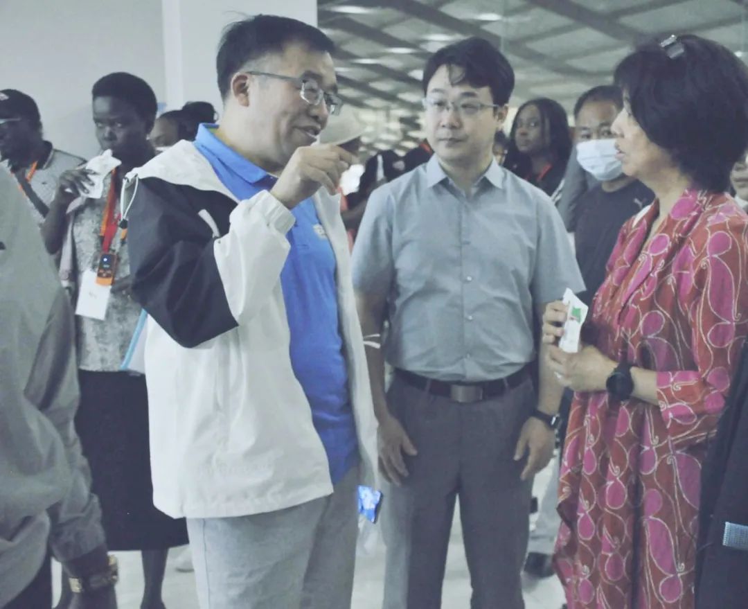 北京大學南南合作與發(fā)展學院教授、全球伙伴關系主任周詠梅一行蒞臨花花牛平輿瑞亞牧業(yè)參觀調(diào)研