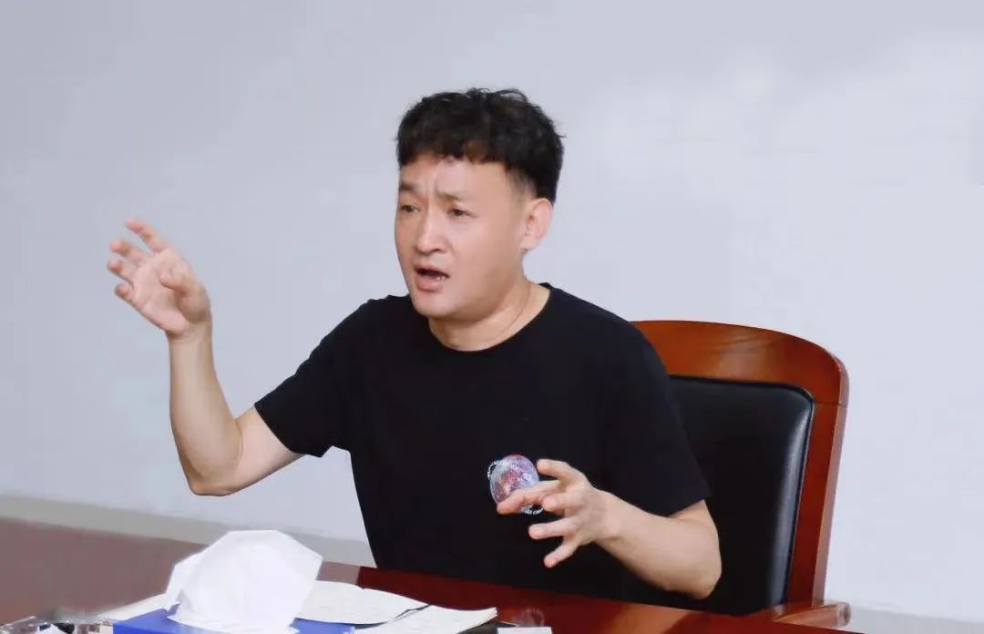 勇?lián)姑な卣齽?chuàng)新｜花花牛乳業(yè)集團(tuán)召開營(yíng)銷、養(yǎng)殖及飼料月度經(jīng)營(yíng)工作會(huì)議