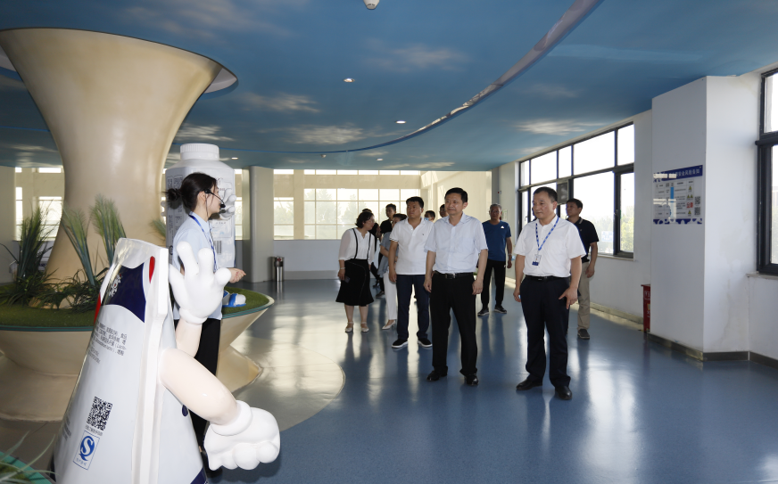 快訊|鄭州市二七區(qū)委副書(shū)記、區(qū)長(zhǎng)虎榮鑫蒞臨河南花花牛乳業(yè)集團(tuán)調(diào)研