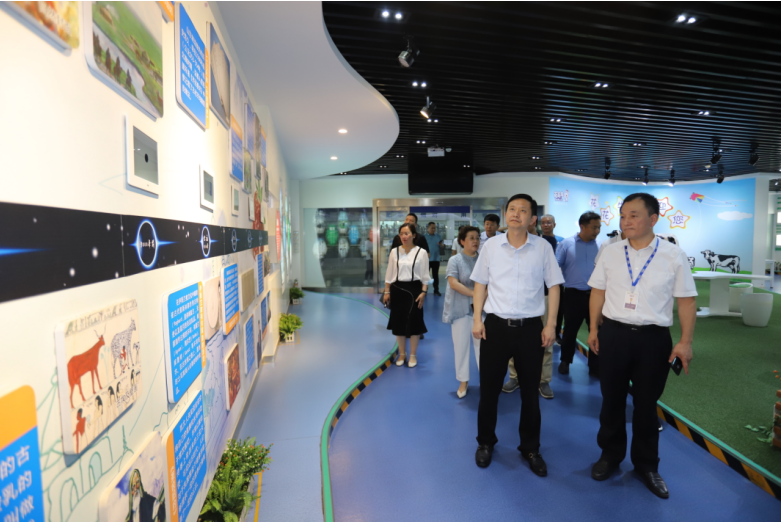 快訊|鄭州市二七區(qū)委副書(shū)記、區(qū)長(zhǎng)虎榮鑫蒞臨河南花花牛乳業(yè)集團(tuán)調(diào)研