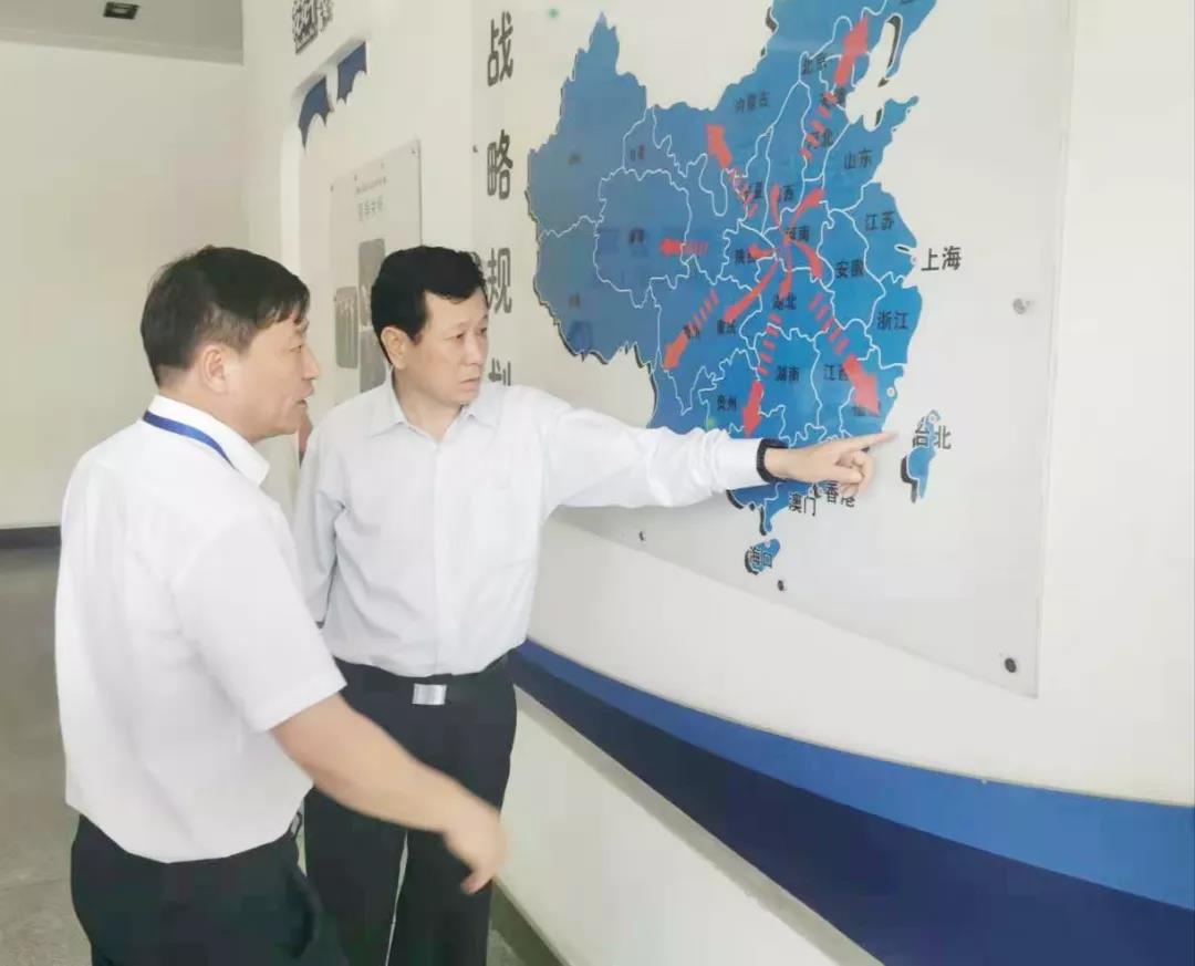 鄭州航空港區(qū)黨工委書記張俊峰蒞臨鄭州花花牛乳制品有限公司調研 鄭州航空港區(qū)黨工委書記張俊峰蒞臨鄭州花花牛乳制品有限公司調研