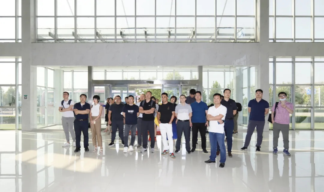 快訊 | 長(zhǎng)江商學(xué)院智能制造學(xué)會(huì)走進(jìn)花花牛乳業(yè)集團(tuán)