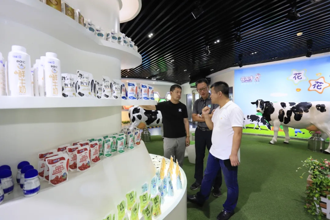 快訊 | 長(zhǎng)江商學(xué)院智能制造學(xué)會(huì)走進(jìn)花花牛乳業(yè)集團(tuán)