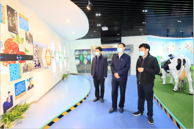 河南省委農(nóng)辦主任、農(nóng)業(yè)農(nóng)村廳廳長(zhǎng)申延平一行調(diào)研河南花花牛乳業(yè)集團(tuán)