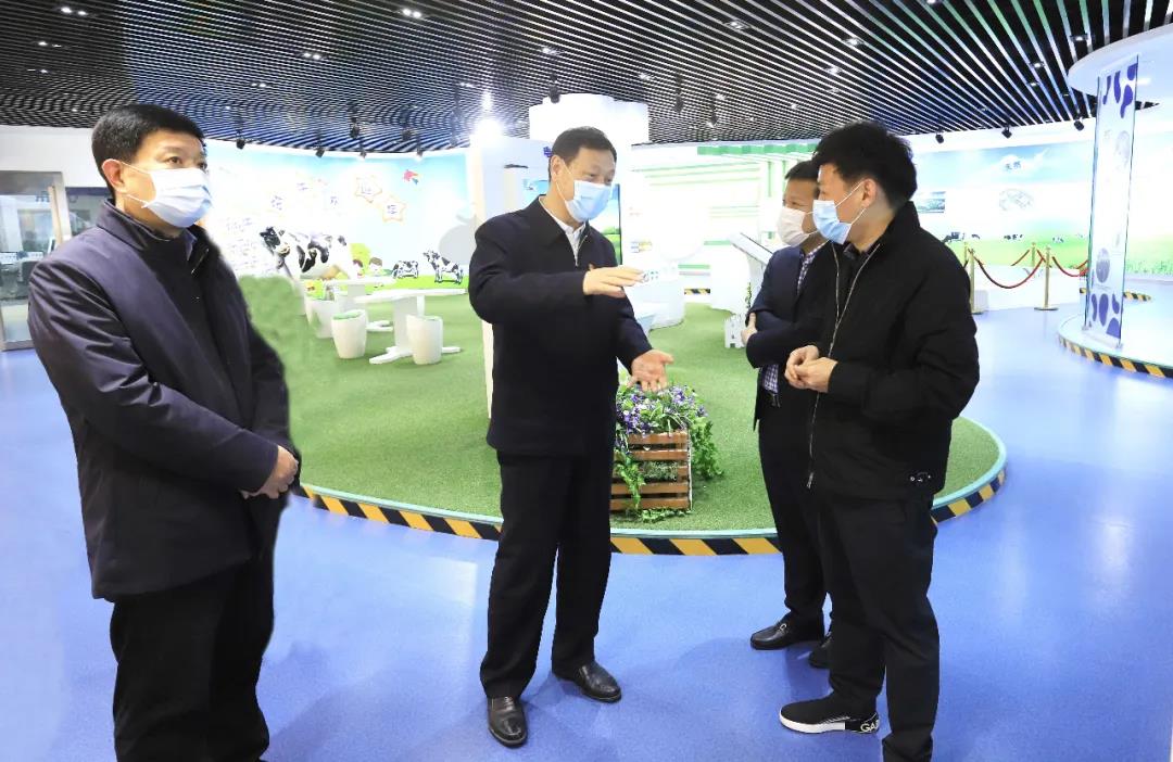 河南省委農(nóng)辦主任、農(nóng)業(yè)農(nóng)村廳廳長(zhǎng)申延平一行調(diào)研河南花花牛乳業(yè)集團(tuán)
