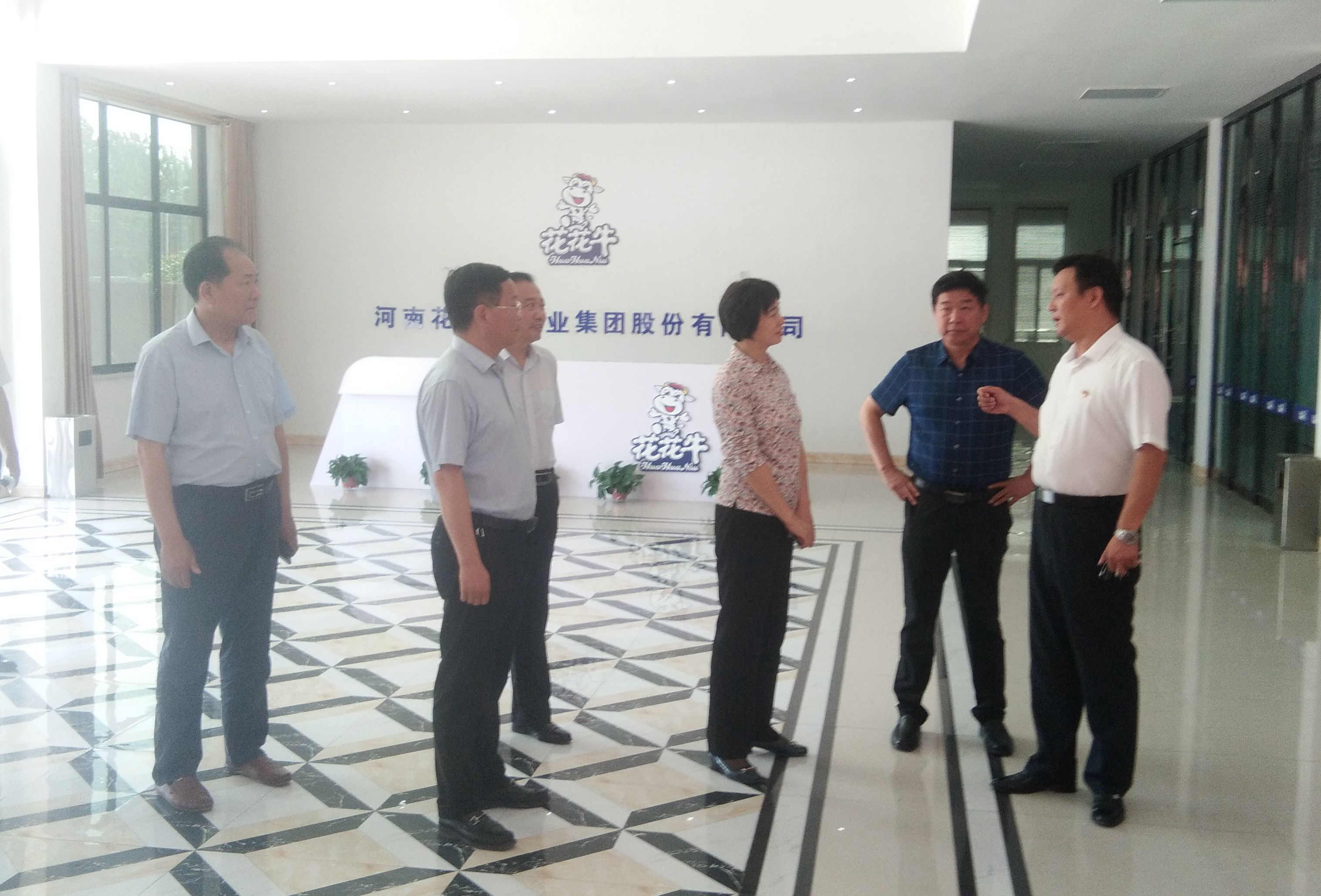 駐馬店市委常委、統(tǒng)戰(zhàn)部長姚新文 蒞臨花花牛乳業(yè)集團(tuán)總部調(diào)研