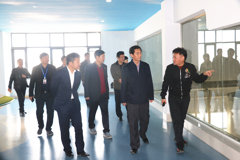 封丘縣縣長王獻(xiàn)臣一行蒞臨 花花牛集團(tuán)養(yǎng)殖、乳品事業(yè)部參觀調(diào)研