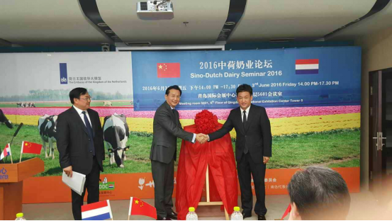 花花牛牛氣沖天！農(nóng)業(yè)部長(zhǎng)品嘗“領(lǐng)暢”點(diǎn)贊，又獲國(guó)際奶業(yè)平臺(tái)青睞