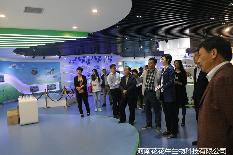 鄭州市二七區(qū)區(qū)委、統(tǒng)戰(zhàn)部部長王玉紅蒞臨花花牛生物科技有限公司參觀指導