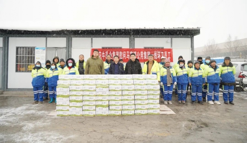 慰問(wèn)一線環(huán)衛(wèi)工，禮贈(zèng)新鮮花花牛