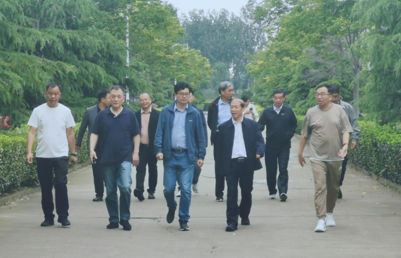 花花牛丨河南農(nóng)業(yè)大學(xué)黨委副書記、校長(zhǎng)介曉磊一行蒞臨花花牛河南瑞亞參觀調(diào)研