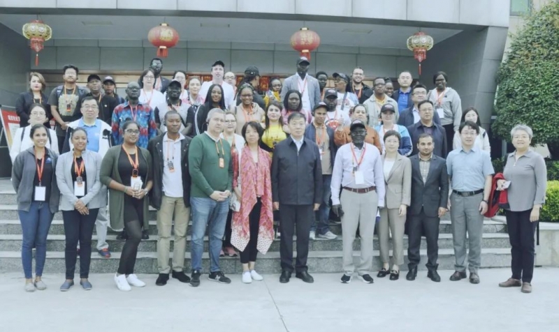 北京大學(xué)南南合作與發(fā)展學(xué)院教授、全球伙伴關(guān)系主任周詠梅一行蒞臨花花牛平輿瑞亞牧業(yè)參觀調(diào)研