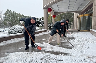 掃雪除冰 展現擔當 ——花花牛乳業(yè)集團開展掃雪除冰志愿服務活動
