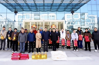 新春佳節(jié)暖人心 堅守一線顯擔當 ——河南農業(yè)投資集團黨委委員、副總經理兼花花牛乳業(yè)集團黨委書記、董事長張峰慰問花花牛乳業(yè)在崗員工